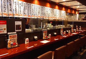 牛たん焼きの芳ばしい香り漂う明るい店内