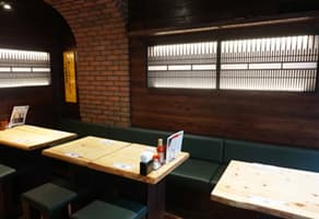 落ち着いたテーブル席でお料理やお酒を気兼ねなくお楽しみいただけます。