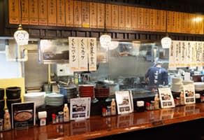 カウンター席もございますので、お一人様でもお気軽にお立ち寄りください。